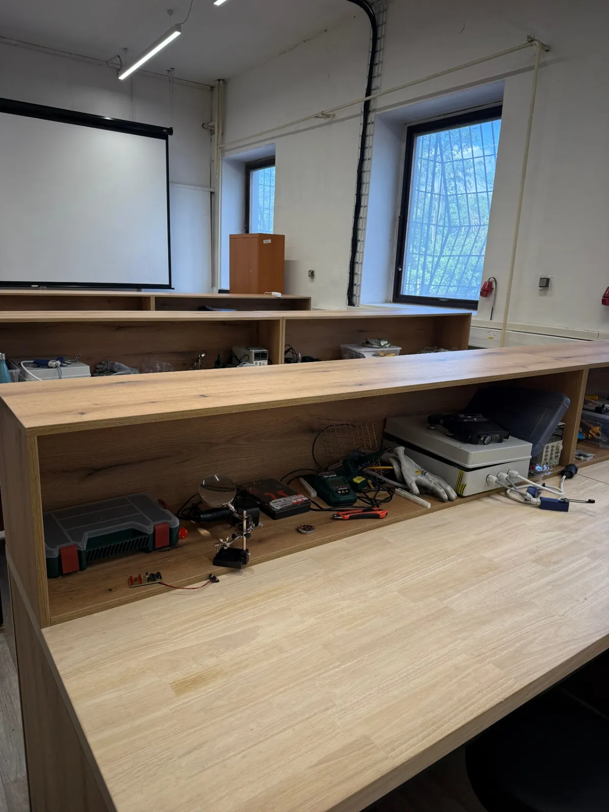 Pracovní stoly v učebně s elektrotechnickým vybavením