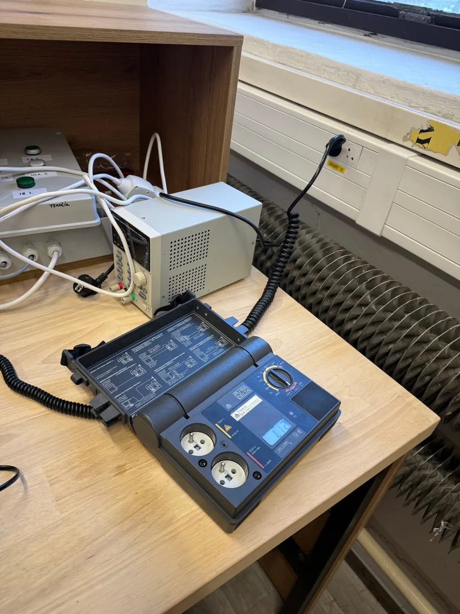 Měřicí přístroj pro revize elektroinstalací