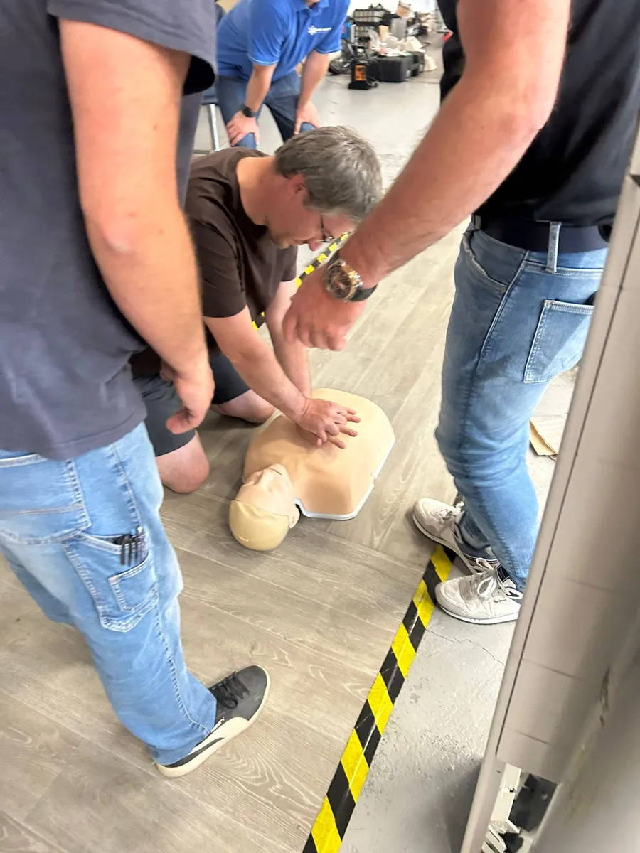 Účastník kurzu provádí resuscitaci